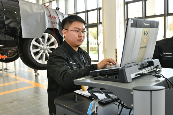 4、奥迪职业学校学生在卓·悦杯技能竞赛中进行车辆检测.jpg